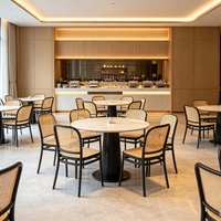 Les entrepreneurs en restauration privilégient la restauration rapide commerciale avec une table, quatre chaises et une combinaison bibliothèque-café.