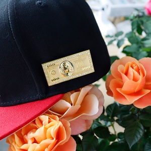 Pin Metálico de Cien Dólares para Sombreros y Ropa - Product Image 6