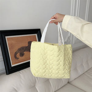 Grand sac fourre-tout matelassé en forme de cœur pour femmes, sac à main en nylon matelassé, sac à bandoulière de couleur bonbon avec fermeture à bouton - Product Image 2