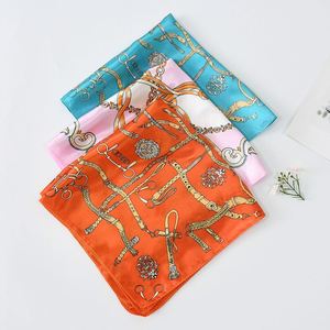 Pañuelos Pequeños Cuadrados de Seda de Poliéster con Cadena y Flores, con Logotipo Personalizado, de 50 cm, a la Moda, al por Mayor para Mujer, YKH0084 - Product Image 4