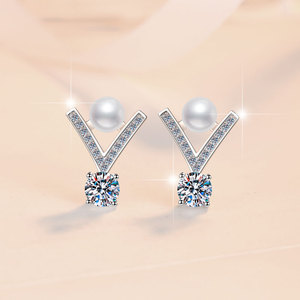 Boucles d'oreilles clous en argent sterling 925 avec perles d'eau douce en forme <span class=keywords><strong>de</strong></span> V <span class=keywords><strong>de</strong></span> 6 et 8 mm et moissanite taille ronde VVS1 <span class=keywords><strong>de</strong></span> 0,5 et 1 carat pour femme - Collection Elegance Jewelry - Product Image 2