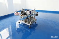Machine verticale automatique d'étiquettes autocollantes adhésives pour petites bouteilles d'eau en verre pour ligne de production