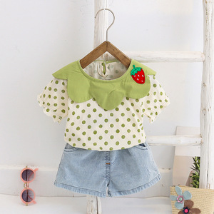 Ensemble de vêtements pour enfants coréens en coton, nouveau design d'été, manches bouffantes, pois, jolie broderie de fraises - Product Image 3