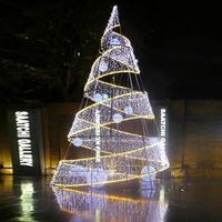 Arbre de Noël commercial géant personnalisé de 30 pieds avec éclairage LED et structure métallique conique pour hôtels et centres commerciaux extérieurs
