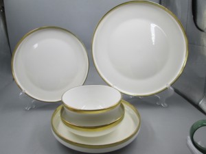 Service de table en céramique de luxe à bordure dorée - Assiettes et bols blancs minimalistes pour la maison et les restaurants - Product Image 1