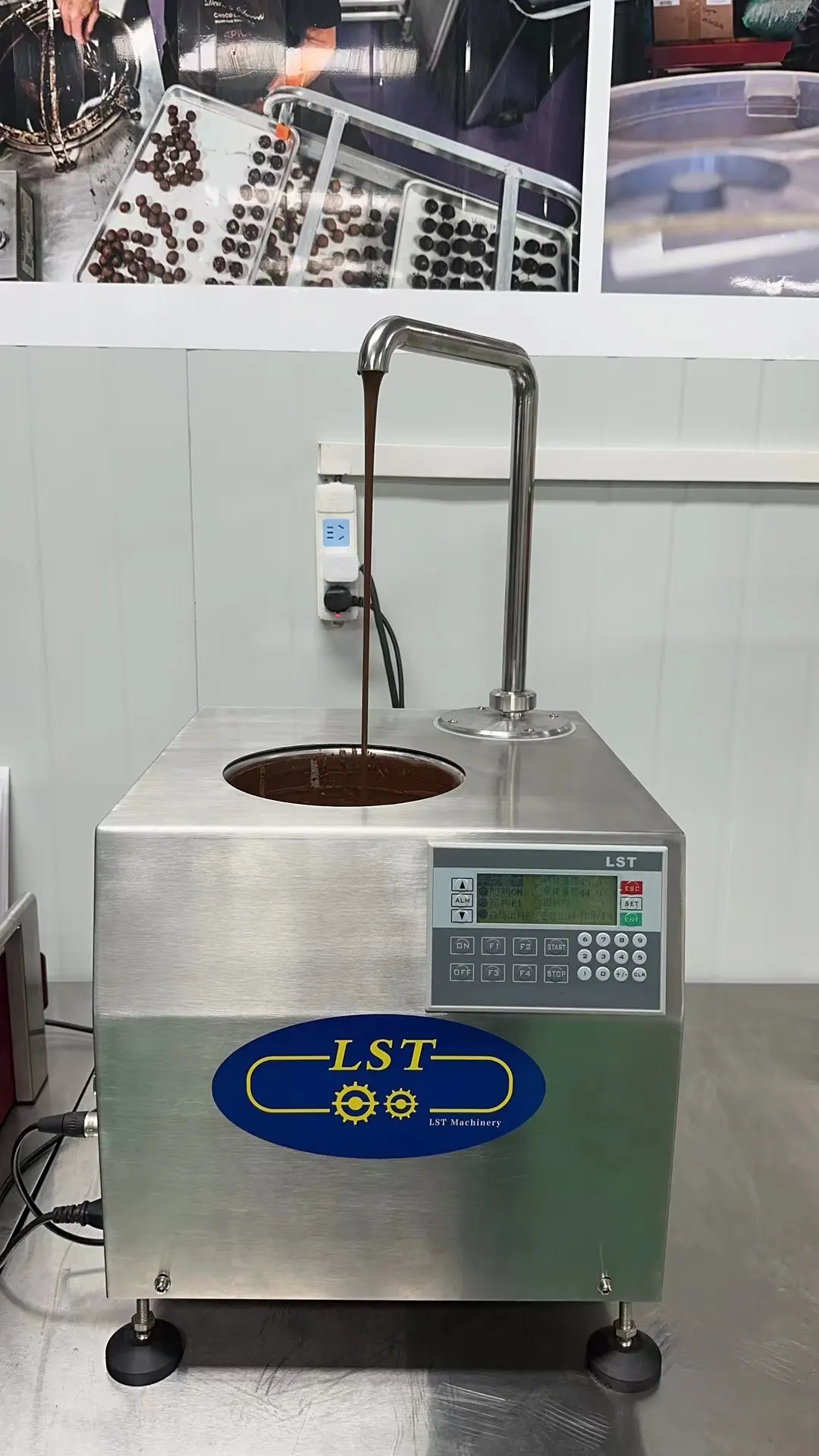 LST 5.5L sıcak satış masa tipi çikolata erime ve kaplama makinesi, küçük çilek çikolata kaplama makinesi
