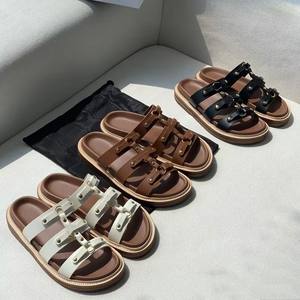 Zapatillas de lujo famosas de diseñador, <span class=keywords><strong>sandalias</strong></span> de <span class=keywords><strong>plataforma</strong></span> de cuero estilo remache romano, zapatillas deportivas informales de verano, zapatillas deslizantes para hombres y mujeres - Product Image 3