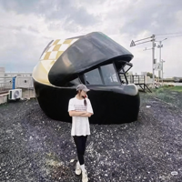 Outdoor-FRP-Harz-Skulptur „Kaffeehaus mit Pyramide, Feenmusik und Liebesdesigns“ für kommerzielle Straßen und Check-in-Orte