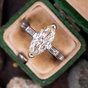 Bague en diamant taille marquise pour femme T0595 avec pierres latérales baguette naturelles, style classique de fiançailles - Product Image 1