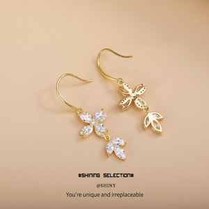 Pendientes de flor con diseño de garra en tono plateado y perlas, para uso diario, joyería para mujer - Product Image 4