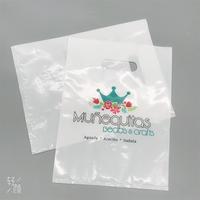 Sac plastique à quatre doigts pour femmes, 50 pièces, sac de shopping Portable à bouche plate, PE personnalisé, emballage cadeau pour vêtements