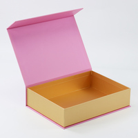 Caja de Regalo Rígida de Lujo con Tapa Rosa en Contraste, Base Dorada, Forro Interior Dorado, Estructura de Cartón Duro Completamente Envuelto