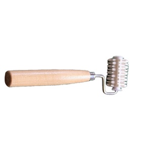 Masseur facial de nouvelle conception, manche en bois, rouleau de massage en caoutchouc 3D, rouleau de jade personnalisé - Product Image 5