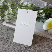 Étiquettes volantes personnalisées en papier coton texture 600g étiquettes de luxe logo en relief pour chiffons