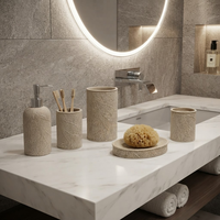 Ensemble d'accessoires de salle de bain beige avec poubelle, distributeur de savon, porte-savon, brosse de toilette, porte-brosse à dents