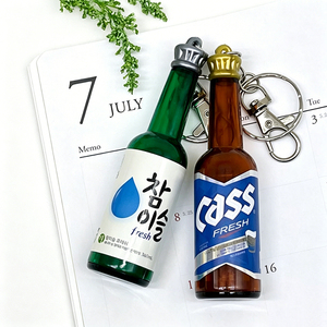 Porte-clés en résine de simulation, <span class=keywords><strong>bouteille</strong></span> de bière ou de boisson, mini-pendentif 3D en forme de <span class=keywords><strong>bouteille</strong></span> de boisson - Product Image 1