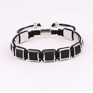 Pulsera ajustable de la Amistad trenzada para hombre, cuentas cuadradas de piel de pez negro personalizadas, de alta calidad, de latón - Product Image 4