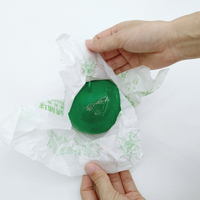 Groene of gele kleverige fruitvliegvalbal van plastic voor boomgaard, kas, huishouden en tuinbouw; vangt alle vliegen.