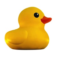 L'eau extérieure joue le grand canard en caoutchouc jaune de modèle gonflable de canard de la publicité pour