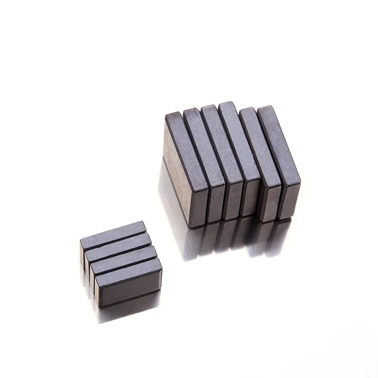 工場直送フェライト磁石正方形磁石男女反対の磁石カスタマイズ可能