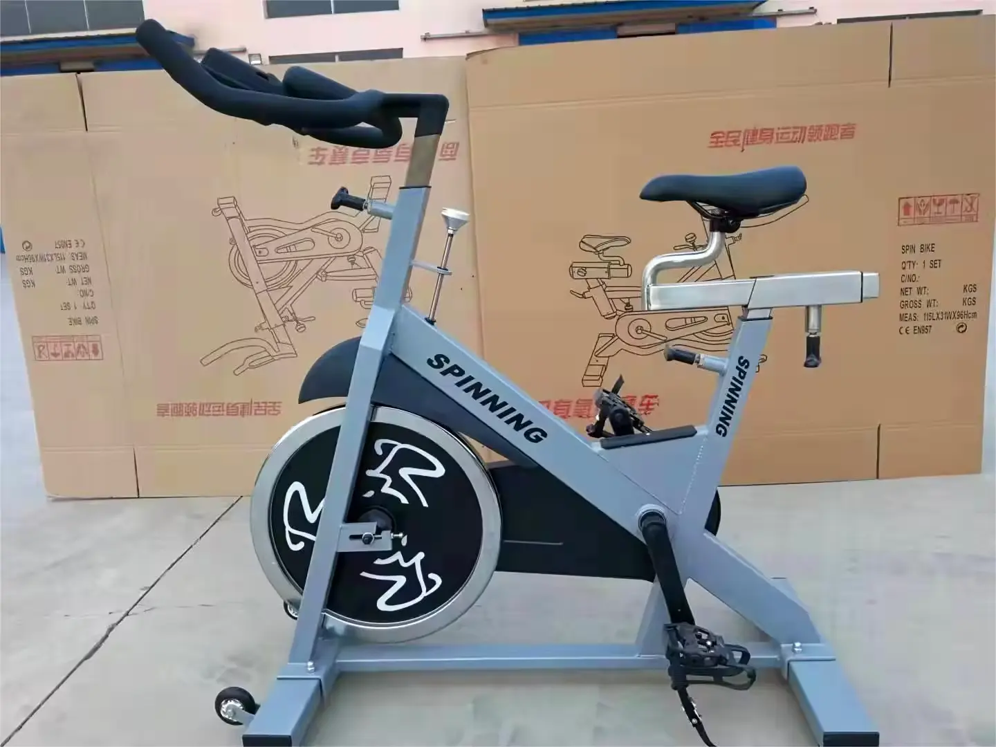 뜨거운 판매 실내 사이클링 자전거 가정용 100kg 최대 하중 중량에 대한 자기 제어 전기 스핀 자전거