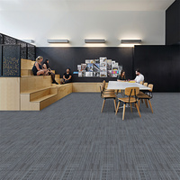Le tapis modulaire écologique de bureau commercial couvre de tuiles le tapis démontable de Pile de boucle de support non-tissé de PE