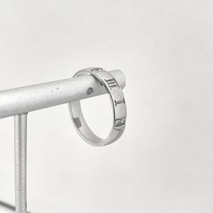 Bague en acier inoxydable micro-incrustée de zircon chiffres romains - Bague de <span class=keywords><strong>couple</strong></span> haut de gamme exquise pour cadeau de mariage, fête et mode tendance - Product Image 4