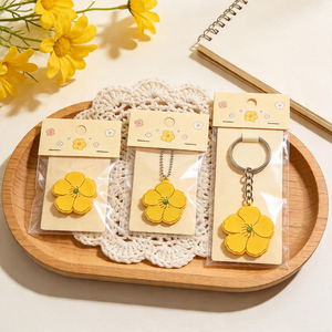 ชุดอุปกรณ์ซิลิโคน PVC ลายดอกไม้ประจำชาติ UAE สีเหลืองทะเลทราย ประกอบด้วยที่รองแก้ว สร้อยคอ สร้อยข้อมือ ของตกแต่งบ้านและอุปกรณ์เดินทางธีม UAE แบบ OEM/ODM - Product Image 6