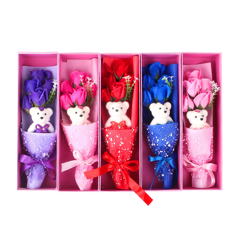 Un orsetto con fiore (confezione regalo non inclusa)