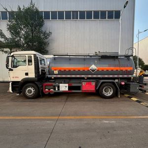 Camión Cisterna HOWO de 10 CBM/2500 Galones para Transporte de Productos Químicos, Tanque de Acero Inoxidable SS316L/304 en Venta - Product Image 3
