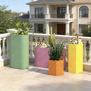 Boîtes à fleurs en acier inoxydable colorées et personnalisables, idéales pour des designs peu encombrants dans les patios et les petits jardins. - Product Image 1