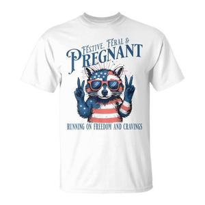Camiseta festiva con estampado de mapache embarazado que corre sobre la libertad y sus ansias - Product Image 1