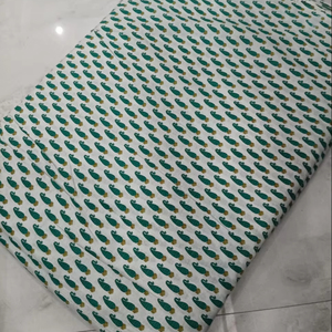 Tissu en coton imprimé numérique vibrant, 100 % biologique, doux et confortable pour les vêtements d'été, les intérieurs, l'artisanat, les projets de couture - Product Image 1