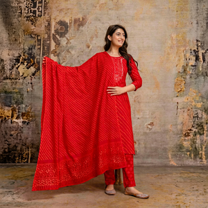 Conjunto de Traje de Algodón Rojo Escarlata de Lujo con Cuello Adornado, Pantalones Rectos y Dupatta a Juego para Mujer - Product Image 1