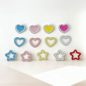 Parche Termoadhesivo de 1.5cm con Diseño de Flecha, Estrella y Corazón para Etiquetas de Equipaje y Decoración de Bolsos - Product Image 1