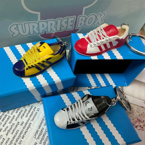 Porte-clés OEM/ODM en forme de moule de chaussure, série boîte à chaussures en PVC de luxe, accessoires pendentifs pour clés, modèle Owen Curry War Boots - Product Image 4