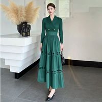 Nouvelle arrivée, robe élégante pour femmes, manches longues, couleur unie, robe à découpes, col en V, robe plissée Miyaki