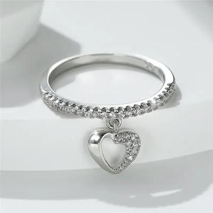 Anillo de plata 925 con forma de corazón Q908 con cristales de imitación y engaste pavé para mujer, ideal para regalo. - Product Image 2