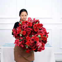 Trouvez des icônes similaires : Couronne de fleurs rouges et blanches pour la décoration d'événements de mariage, centre de table pour chandelier