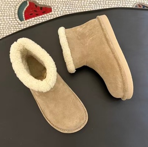 Botas de nieve con flecos de piel de oveja y bordado MIU para mujer - botas cortas de invierno con suela plana y forro de algodón. - Product Image 1