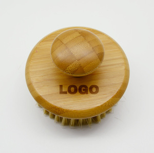 Brosse corporelle sèche en bois de bambou ronde avec poils doux en sisal et nylon, végane et naturelle, avec logo personnalisé - Product Image 1