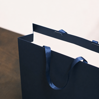 Sacs shopping en papier bleu marine de luxe personnalisés avec logo, poignées en ruban, emballage cadeau recyclable pour vêtements, vente en gros