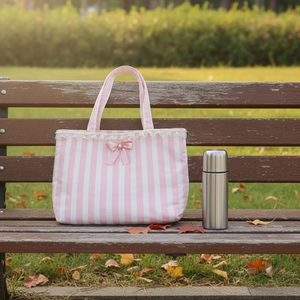 Bolsa <span class=keywords><strong>de</strong></span> Lona Personalizable al por Mayor con Rayas Rosas y Blancas, Lazo y Ribete Festoneado para Viajes - Product Image 6