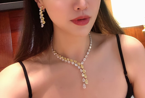 สร้อยคอทองคำขาว 18K รูปทรงลูกแพร์ ประดับเพชรแล็บสีเหลืองและสีขาว ดีไซน์ระย้าแบบหยดน้ำสองสี - Product Image 4