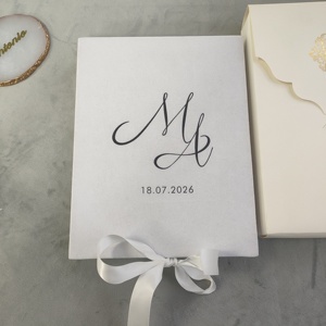 Invitación de Boda Personalizada con Monograma y Foto en Caja con Elegante Tarjeta de Acrílico Negro y Tarjeta RSVP con Papel Plateado, Juego de Invitaciones de Matrimonio - Product Image 1