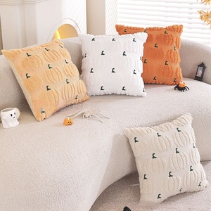 Housses de coussin décoratives en peluche douce 18x18 avec motifs citrouilles d'automne pour décorations de maison de Thanksgiving G25-523 - Product Image 3