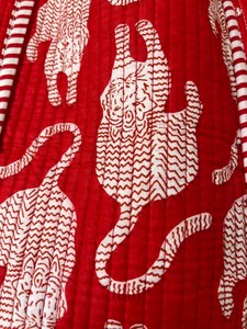 กระเป๋าผ้าฝ้ายลายควิลท์ งานแฮนด์เมดสไตล์อินเดีย พิมพ์ลายบล็อกแบบดั้งเดิม เหมาะสำหรับเดินทาง ช้อปปิ้ง สะพายไหล่ - Product Image 3