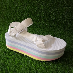 Venta al por mayor de las mujeres zapatos de tacón alto con plataforma de suela gruesa sandalias de moda de las señoras de verano antideslizante Sandalias planas al aire libre - Product Image 1