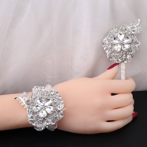Corsage de diamantes de imitación para muñeca, flor de mano con diamantes completos para damas de honor, hermanas, boda, novia y novio - Product Image 3