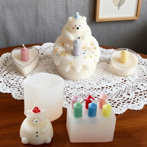 แม่พิมพ์<span class=keywords><strong>เทียน</strong></span><span class=keywords><strong>หอม</strong></span>รูปหมีขนาดเล็กพร้อมฝาปิด สไตล์เกาหลี ตกแต่งสวยงามแบบอินสตาแกรม แม่พิมพ์ซิลิโคนสำหรับอบเค้ก - Product Image 1